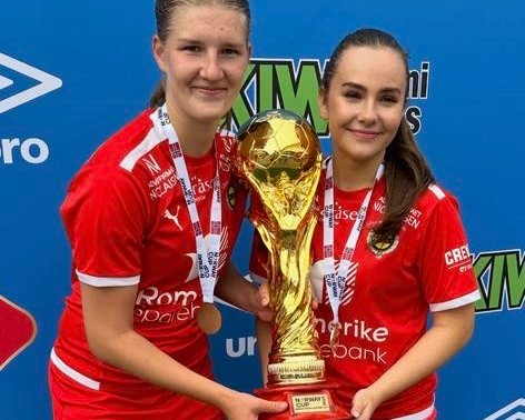 STORT MINNE: To ganger har de to venninnene vunnet Norway Cup sammen.