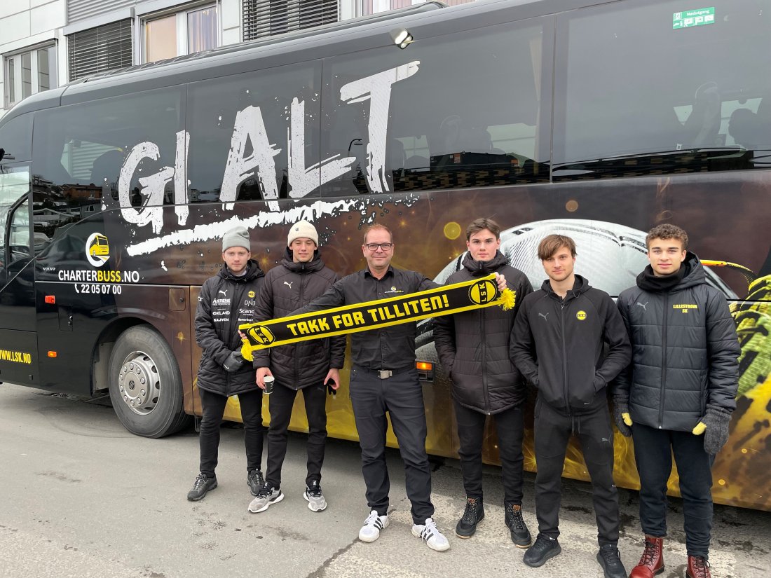 GODE BUSSER: LSK-spillerne Eskil Edh, Colin Rösler, Jørgen Sveinhaug, Uranik Seferi og Henrik Skogvold er strålende fornøyd med LSK-bussen og Charterbuss-sjef Johnny Alves Horve.