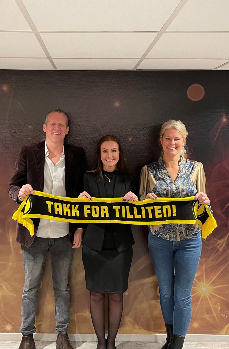 HALLELUJA! OKS har signert på en ny avtale. Her representert ved Thomas Åleskjær og Katrine Åleskjær. I midten: LSKs Kari Herredsvela.