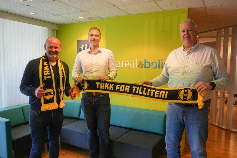 NY AVTALE: Areal & Bolig-duoen Herman og Eirik Nordeide har signert som sølvpartner, og er også med som sponsor på LSK-programmet FuglaXtra før hver hjemmekamp.