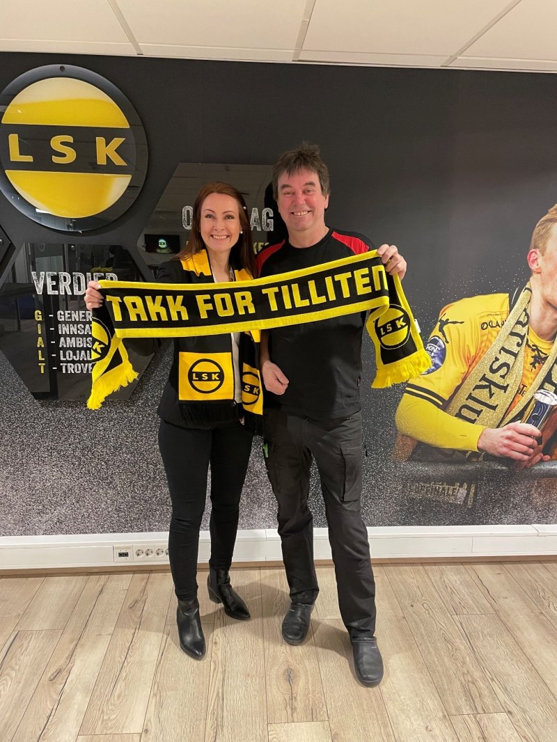 MED VIDERE: Daglig leder i Høvellast, Frode Fremstad, har vært trofast partner og ivrig LSK supporter gjennom snart 20 år. Her med LSKs Kari Herredsvela.