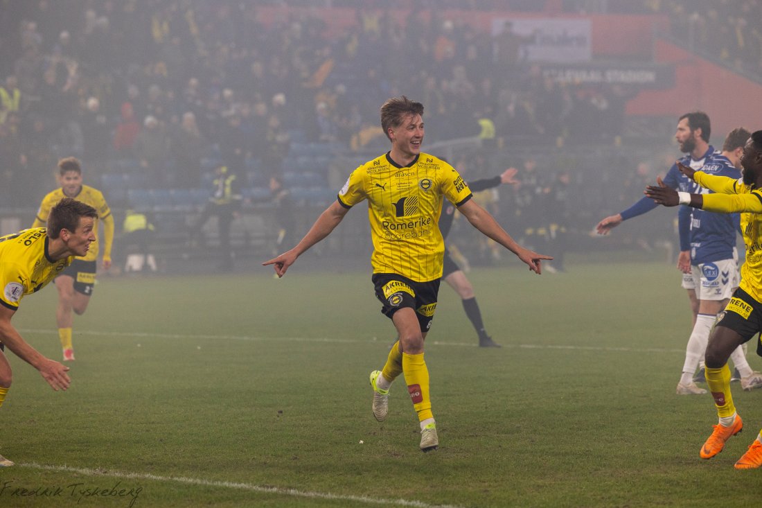 NORGESMESTER: Markus Karlsbakk jubler etter å ha sendt LSK i ledelsen mot Sarpsborg på Ullevaal.