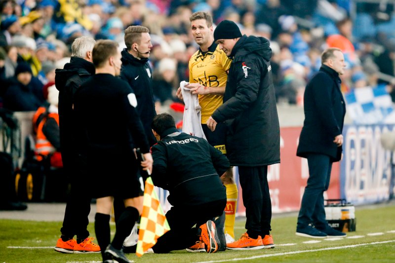 FIRE STING: Frode Kippe fikk et kutt i pannen under cupfinalen. LSK-lege Bjørn Schultzen fant frem sysakene.. Foto: Cornelius Poppe / NTB scanpix