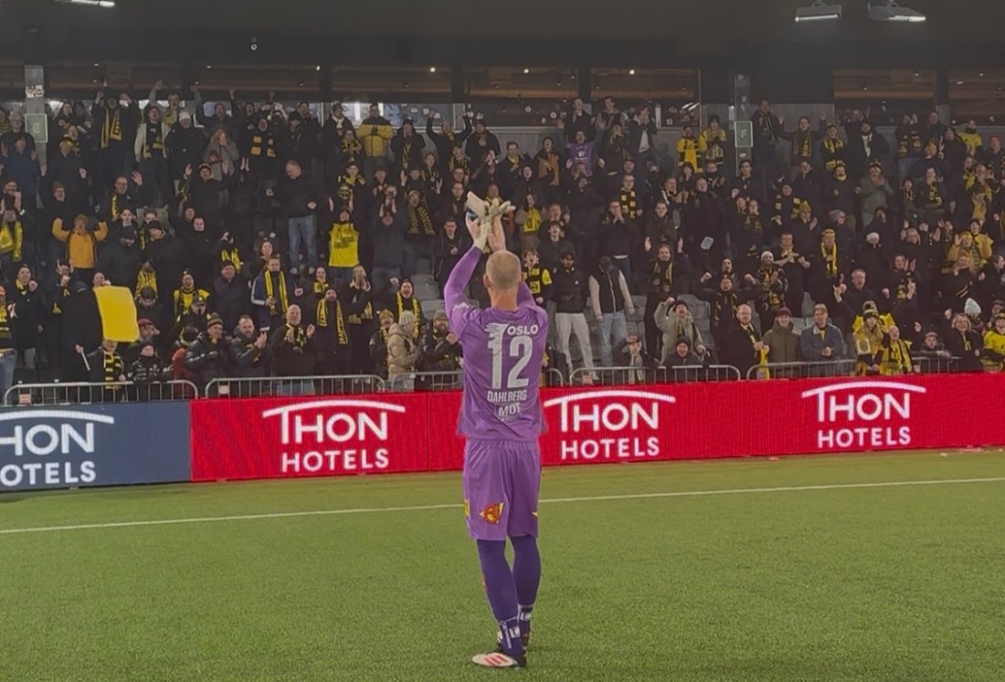 HYLLET: Pontus Dahlberg fikk velfortjent hyllest etter kampslutt på Hamar.