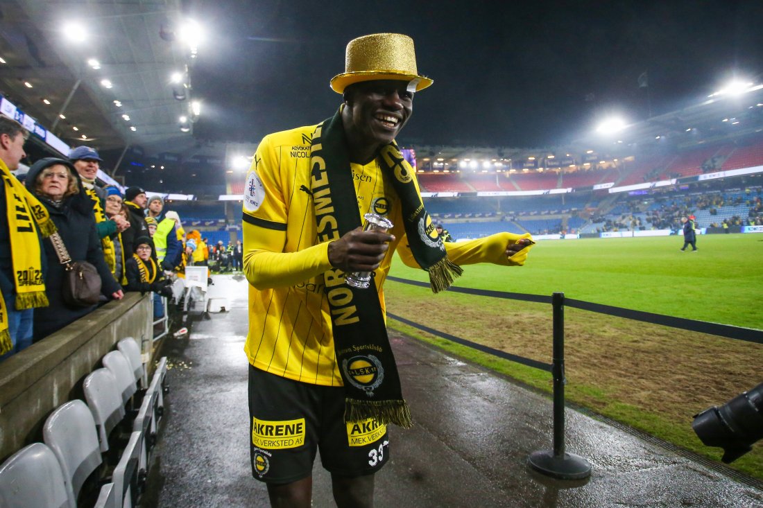 DRAR VIDERE: Moctar Diop fortsetter karrieren i Belgia og Gent. Her feirer han cuptriumfen på Ullevaal i desember.