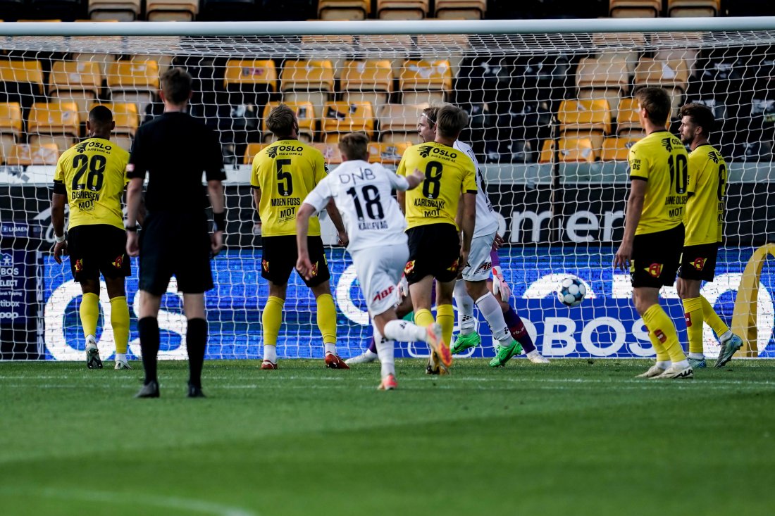 UTLIGNET: Med 12 minutter igjen av full tid utlignet Åsane og Emil Sildnes til 2-2 på Åråsen.