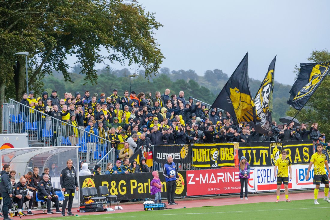 FOR EN GJENG: Rundt 200 hadde tatt turen fra Lillestrøm til Egersund onsdag. Det er ikke noe annet å si enn tusen, tusen takk for støtten.