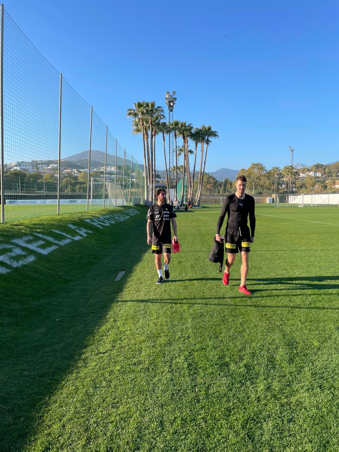 PÅ PLASS: Frederik Holst og Holmbert Fridjonsson er fornøyd med Marbella-forholdene.