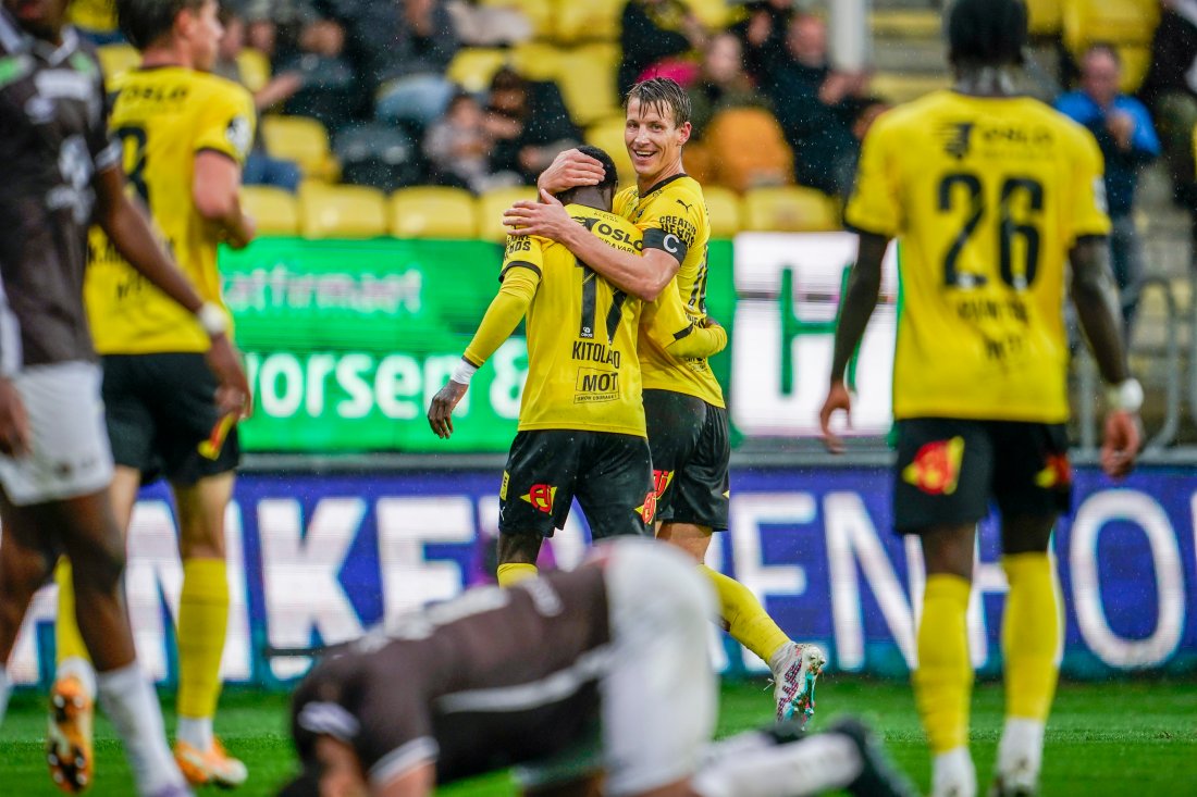 FLOTT SCORING: Eric Kitolano kunne feire sammen med blant andre Thomas Lehne Olsen etter å ha banket inn 1-0 etter 35 minutter.