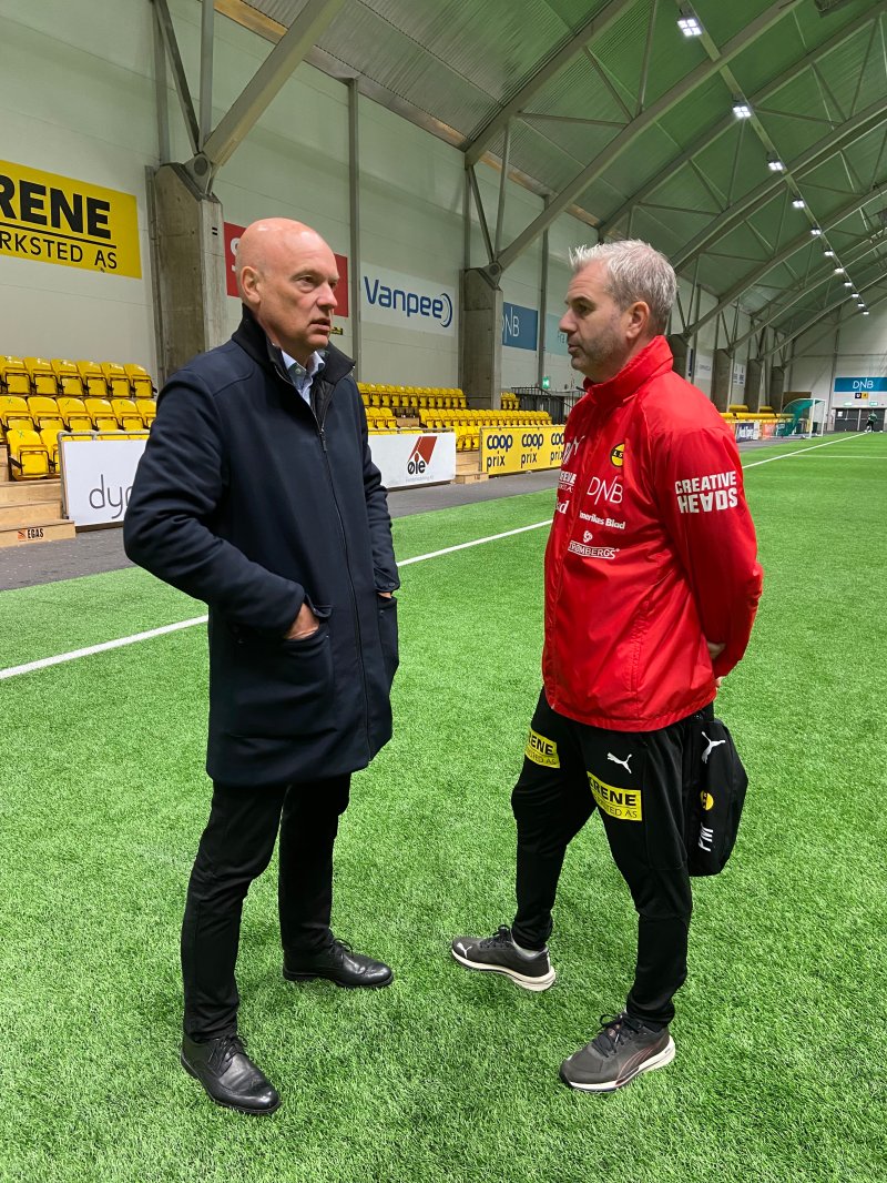 TILBAKE: Uwe Rösler i samtale med Petter Myhre etter fredagens økt i LSK-hallen.