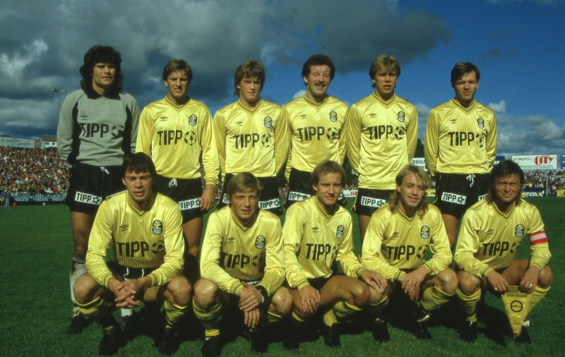 NM-VINNERE: Laget som sikret seg plass i cupfinalen i 1985. Bak fra venstre: Amundsen, Sundby, Sognnæs, Vaadal, Bjerkeland, Smedås. Foran fra venstre: Dyrstad, Hammer, Richardsen, Osvold, Erlandsen. Foto: Rune Myhre