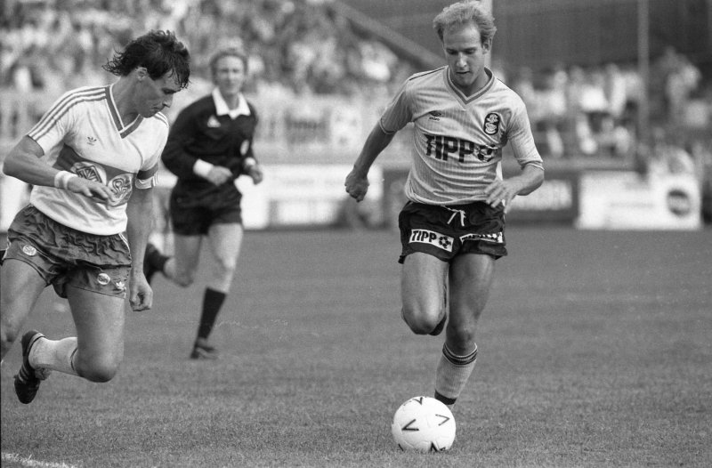 LØPSMASKIN: Rune Richardsen, som ble kalt maratonløper av Tom Lund, i fint driv mot HamKam i 1985. Foto: Rune Myhre