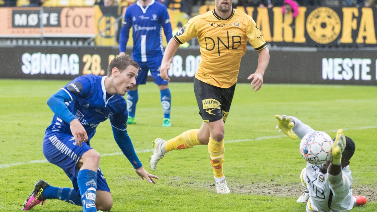 Mats Haakenstad og Arnold Origi mot Sarpsborg 08