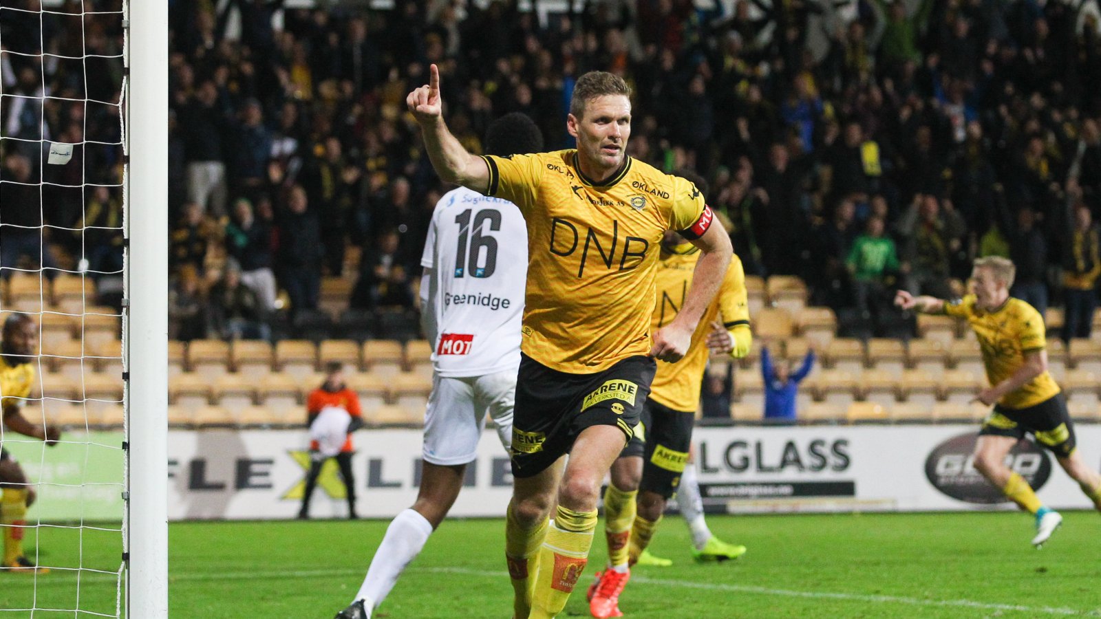 Frode Kippe jubler etter scoring mot Sogndal