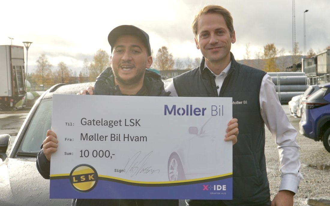 SMILTE BREDT: Spillerne på LSKs Gatelag smilte fra øre til øre da Mats Jacobsen overrasket de med en sjekk på 10 000 kroner.