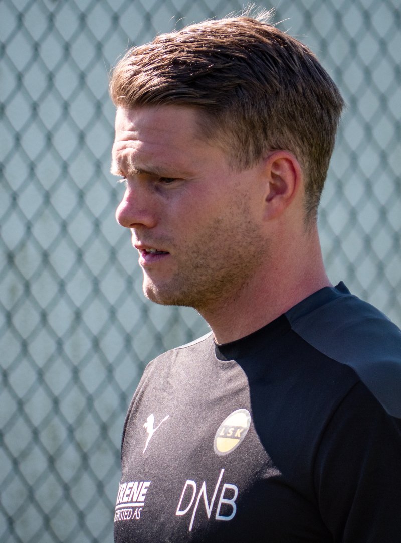 KLAR FOR LSK-TRENING: Her er Björn Bergmann Sigurdarson på vei til sin første LSK-trening på gress etter han signerte kontrakt tidligere i august. Foto: Emil Saglien Ruud