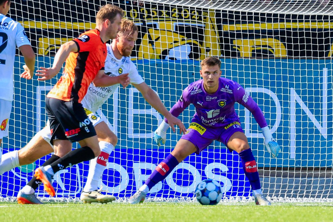 BANENS BESTE: Mange mener at Mads Hedenstad Christiansen var banens beste mot Åsane. Det kan vi være enige i etter flere matchvinner-redninger.