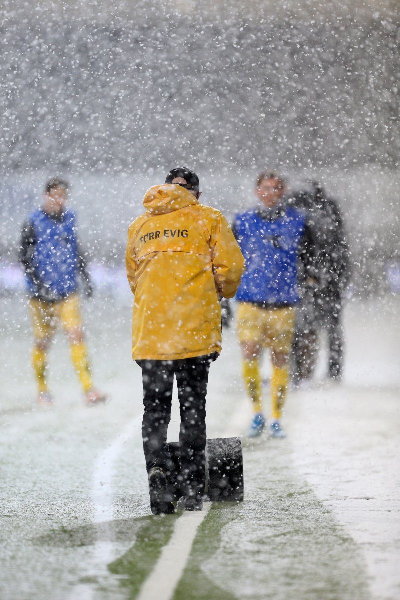 UTSATT: Kampen ble utsatt i 24 minutter slik at banemannskapet fikk ryddet kunstgresset for snø.