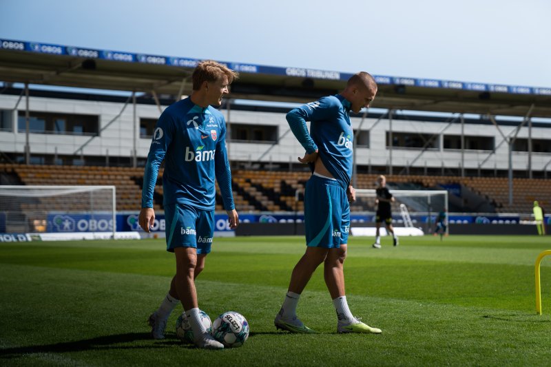 FORNØYD: - Veldig bra gressmatte, sa landslagskaptein Martin Ødegaard om Åråsen-matta. Her med Leo Skiri Østigård. Foto: Markus Gerardo