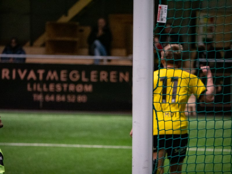 JUBEL IGJEN: Simon Bakken scorer sitt andre som innbytter i LSKs sesongoppkjøring.<br />Foto: Emil Saglien Ruud