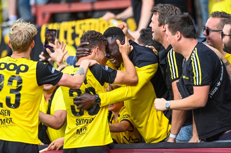 JUBEL: Henrik Skogvold scoret sitt første seriemål for LSK i fjorårets 3-1-seier over HamKam. Foto: Astrid Pedersen, NTB