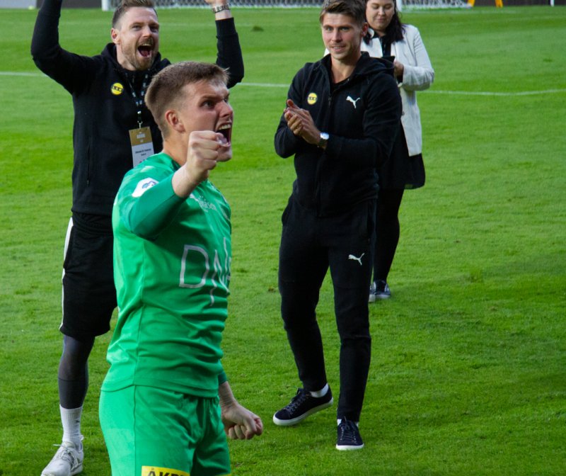 GLEDE: LSK-supporter og LSK-keeper Mads Hedenstad Christiansen brøler ut sin glede etter nok en cleansheet. Foto: Fredrik Tyskeberg