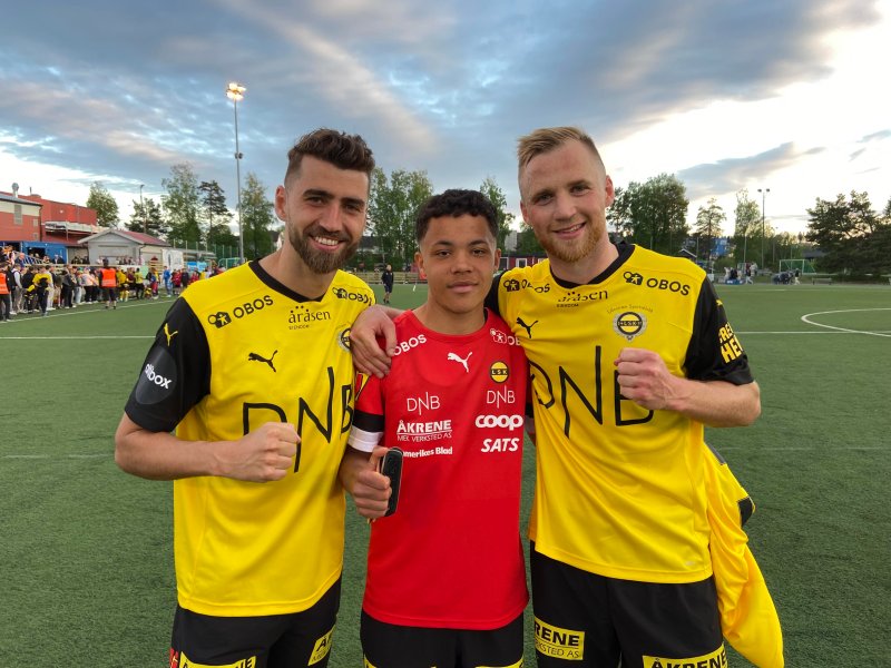 DEBUTANT: Leandro Elvestad Neto fikk sin LSK-debut og gjorde en god figur som venstre indreløper. Vetle Dragsnes og Espen Garnås ga tommel opp for 18-åringens innsats.