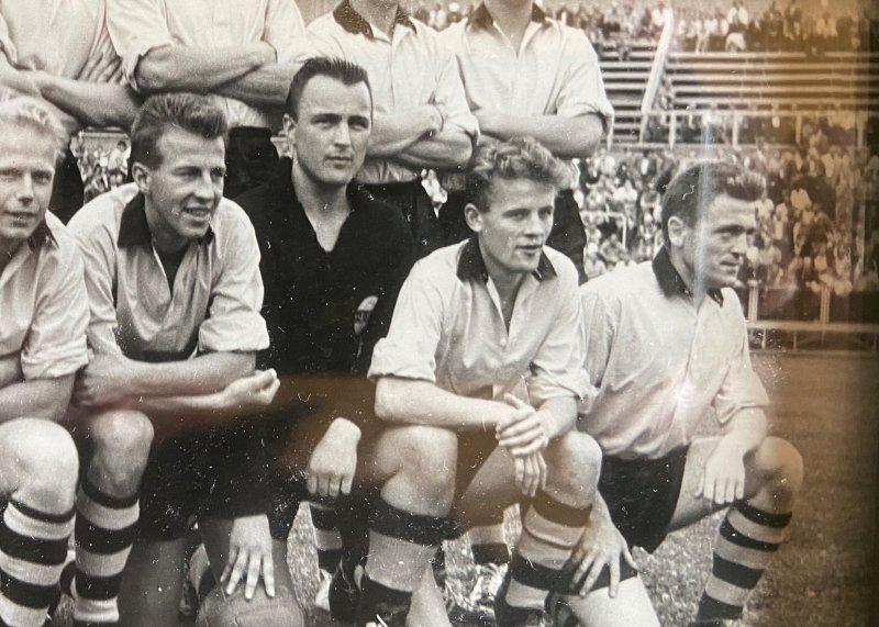 DE FØRSTE MESTERNE: Disse 11 sikret LSKs første seriemesterskap. Bak fra venstre: Ivar Hansen, Hans Nylund, Oddvar Richardsen, Ivar Christiansen, Gunnar Arnesen, Sverre Heggtveit. Foran fra venstre: Rolf Wahl, Kjell Aspelien, Jann Samstad, Trond Willadsen, Svein Bergersen.