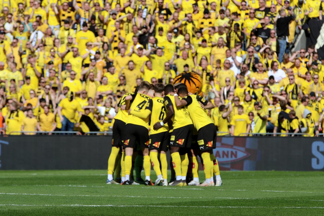 FØR AVSPARK: Den gule veggen følger spillerne like før kampen blåses i gang. Foto: Elin Hæreid