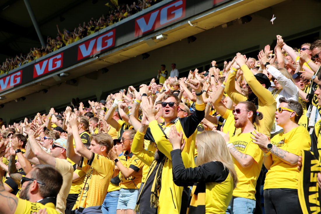TAKK FOR STØTTEN! Gulkledde Lillestrøm-supportere lagde en strålende ramme på cupfinalen. Foto: Elin Hæreid