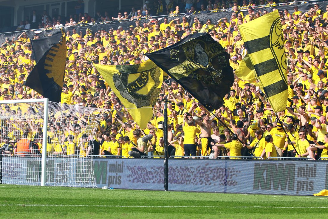 FOLKELIV: Et fullsatt UIlevaal stadion i solskinn lagde en fantastisk ramme på cupfinalen. Foto: Elin Hæreid