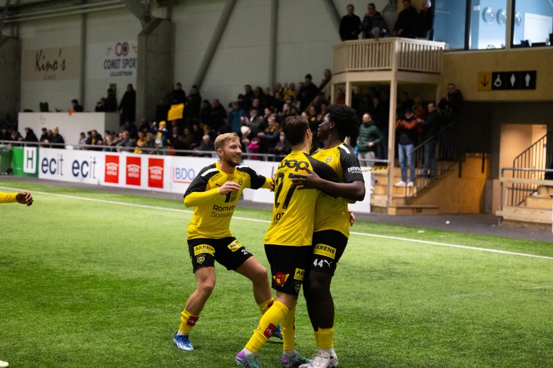 ÅRETS FØRSTE: El Schaddai Furaha gratuleres av Eskil Edh og Uranik Seferi etter å ha scoret 1-0-målet mot FFK. Foto: Fredrik Tyskeberg