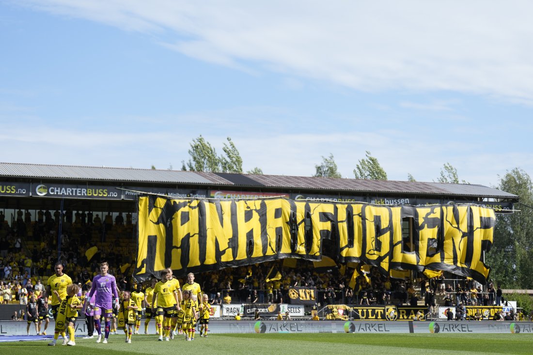 FANSEN PÅ PLASS: Kanari-Fansen stilte med denne Tifoen ved innmarsj på Åråsen lørdag.
