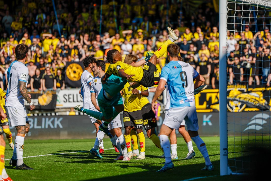 FALT STYGT: Felix Va ble liggende urørlig på matta etter en smell med Egersunds keeper, men ut fra reaksjoner fra de rundt da han ble båret ut virket det om det gikk fint med Va.