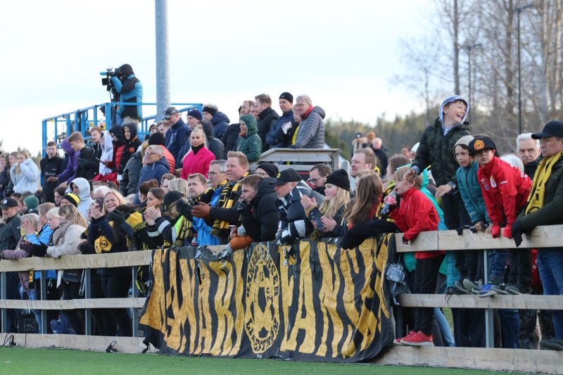 GOD STEMNING: Rundt 1300 tilskuere hadde funnet veien til Eidsvold stadion. Foto: VEGARD STEENSNÆS