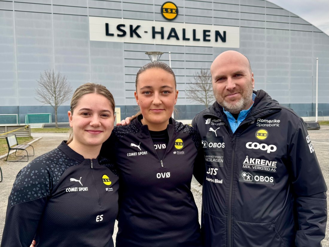 FULGT JENTENE LENGE: Vegar Frey har vært en stor del av jentesatsingen i LSK i mange år. Her sammen med to av jentene på laget, Emilie Sagen (t.v) og Oda Øisethkjølen.
