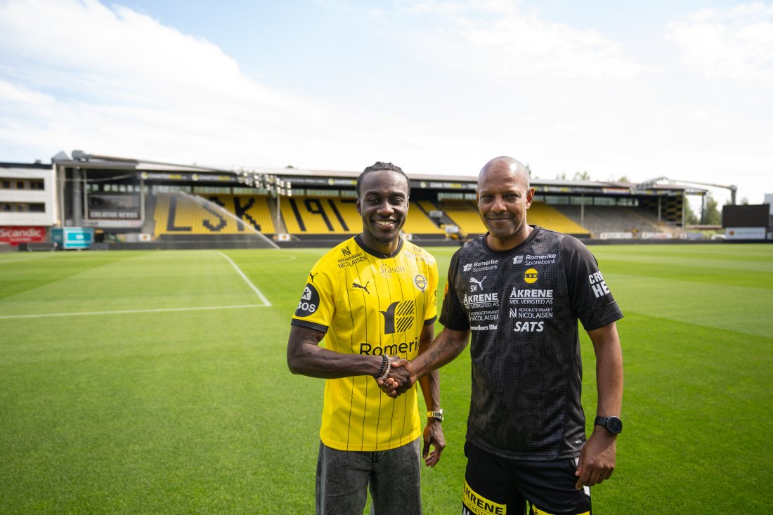 FORNØYDE: Både Yaw og sportssjef Simon Mesfin er fornøyde med at avtalen nå er i boks.